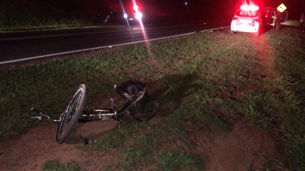 Bicicleta atingida pelo automóvel, causando a morte de ciclista de 29 anos (Divulgação/PM Rodoviária).