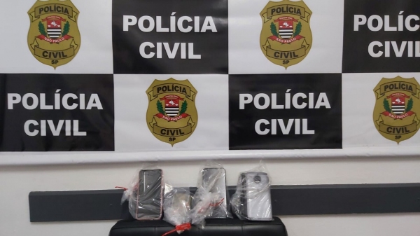 Cinco aparelhos de celular apreendidos passarão por perÃcia e análise técnica, podendo haver mais vÃtimas em todo Estado (Divulgação/PC).