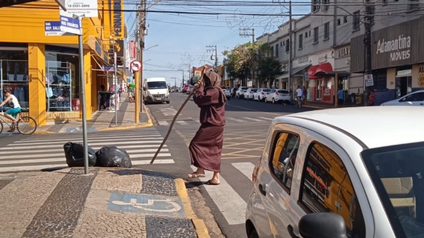 Homem com túnica e cajado tem sito visto pelas ruas de Adamantina nas últimas semanas (Foto: Cedida).
