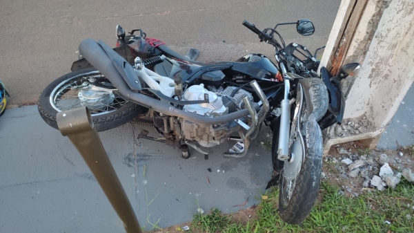 Moto bateu em poste de concreto da iluminação pública, às margens da pista (Cedida/PM Rodoviária).