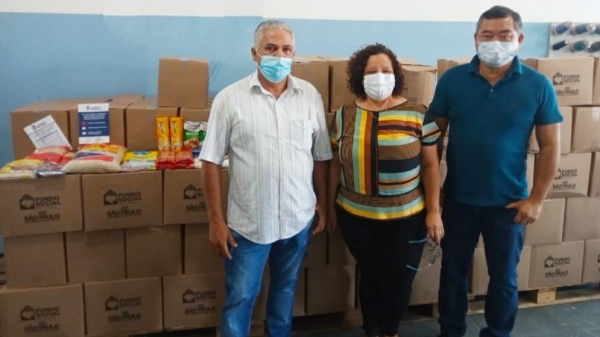 Ao centro, a secretária municipal de assistência social de Mariápolis, Cibele Facioli Kimura, com o vice-prefeito Gilson Paulo e o prefeito Ricardo Watanabe, na entrega do novo lote de cestas (Divulgação).