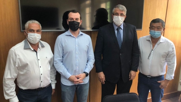 Vice-prefeito Gilson, subsecretário Patrick, deputado Reinaldo Alguz e o prefeito Ricardo Watanabe, na Seduc-SP (Da Assessoria).