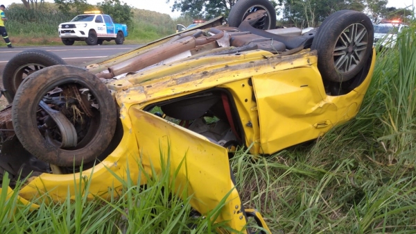 Por causas a apurar, condutor perdeu o controle da direção do veículo Fiat Punto. Homem não resistiu e morreu após ser socorrido (Foto: Cedida/PM Rodoviária).