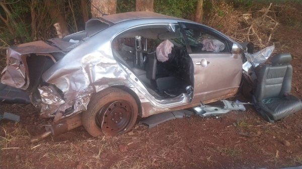 Honda Civic que era conduzido pelo rapaz de 20 anos. Vítima morreu no local (Foto: Cedida/PM Rodoviária).