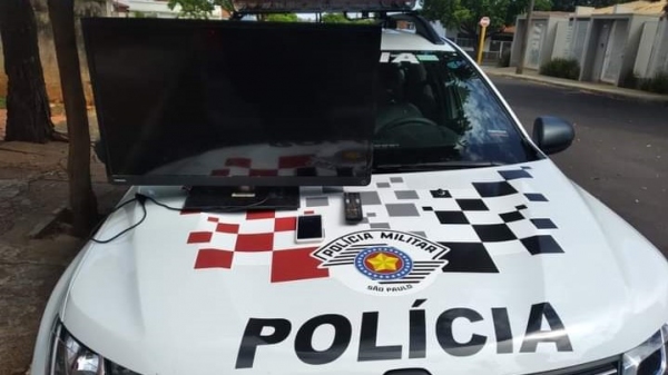 TV, controle remoto e aparelho celular da vÃtima, encontrados após a prisão dos autores do crime (Cedida/PM).