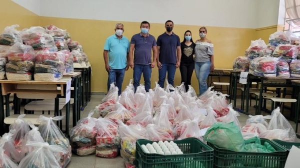 Vice-prefeito Gilson Paulo, prefeito Ricardo Watanabe e o secretário municipal de educação, Rodrigo José Soares, com parte da equipe mobilizada na organização dos kits (Divulgação).