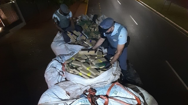 Droga estava em meio a uma carga de sucata e foi apreendida na SP-294, em Dracena (Divulgação/PM Rodoviária).