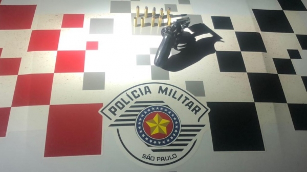 Arma e munições apreendidas pela PolÃcia Militar após os disparos em via pública (Divulgação/PM).