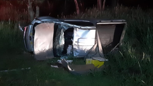 Condutor do veículo envolvido no acidente foi preso por embriaguez ao volante. Camionete bateu em guia e capotou (Foto: PM Rodoviária).
