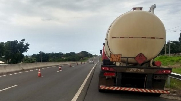 Condutor do caminhão morreu após desembarcar do veículo e ser atropelado na pista (Cedida/PM Rodoviária).
