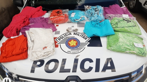 Roupas recuperadas, produto de furto (Divulgação/PM).
