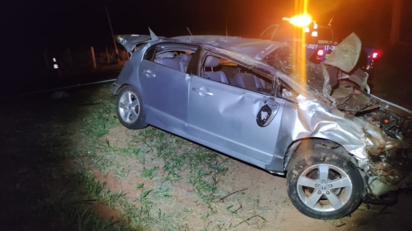 Honda Civic, após capotamento (Divulgação/PM Rodoviária).
