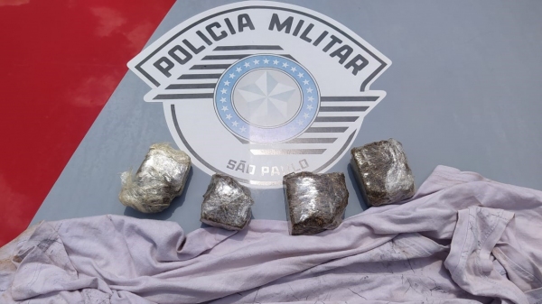 Droga abandona pelo fugitivo (Divulgação/PM).