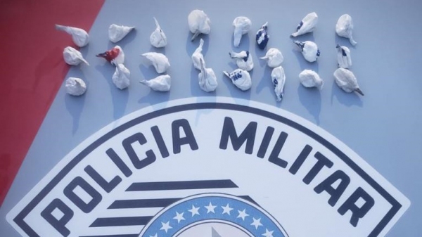 As 24 porções da droga embaladas, encontradas pela PM no quarto da casa após denúncia da mãe (Divulgação/PM).