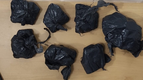 Droga apreendida, que era levada pelo rapaz preso (Divulgação/PM).