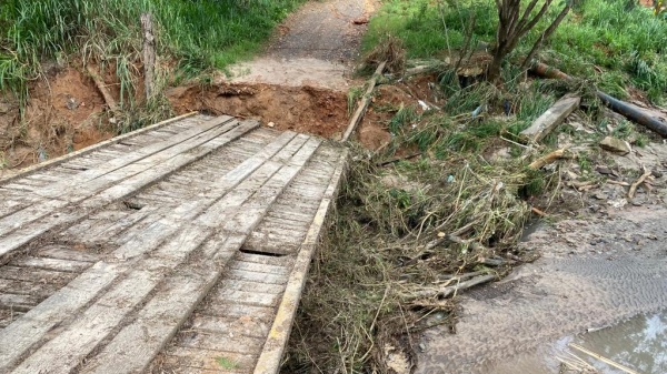 Sem a sustentação nas cabeceiras, a ponte caiu (Foto: Cedida).