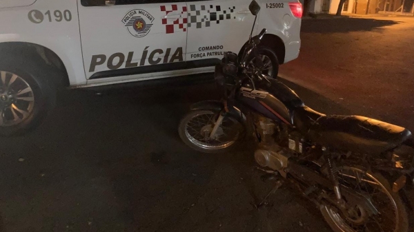 Moto foi recuperada pouco depois do furto, pela PolÃcia Militar (Divulgação/PM).