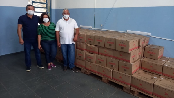 Prefeito Ricardo Watanabe, a secretária municipal de assistência social Cibele Facioli Kimura e o vice-prefeito Gilson Paulo, com o novo lote de cestas (Divulgação).