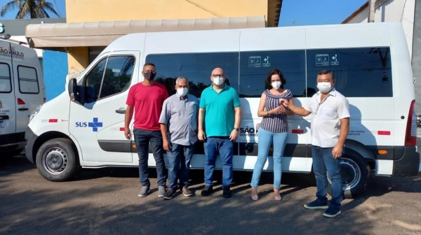 Vereador Carlos Amorim, vice-prefeito Gilson Paulo, vereador Sigmar Dantas, a secretária municipal de saúde Regiane Cristina Penha e o prefeito Ricardo Watanabe, com a nova van (Divulgação).