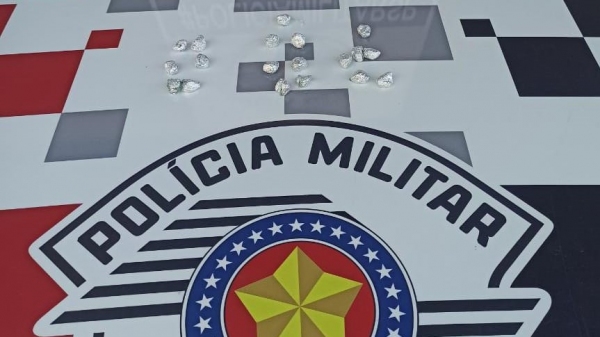 Droga apreendida com o rapaz de 23 anos nesta sexta-feira (25) no Jardim Brasil, em Adamantina (Divulgação/PM).
