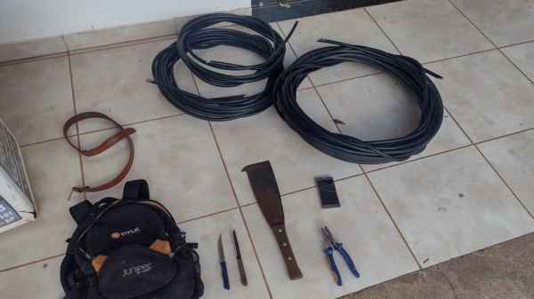 Materiais que estavam na mochila e dois rolos de fios cortados (Foto: Divulgação/PM).