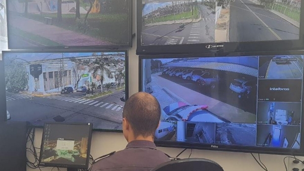 Central de monitoramento na sede da Polícia Militar de Adamantina (Divulgação/PM).