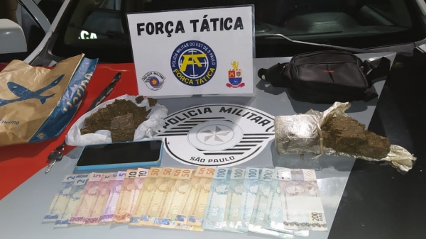 Droga e materiais apreendidos na ação da Força Tática (Divulgação/PM).