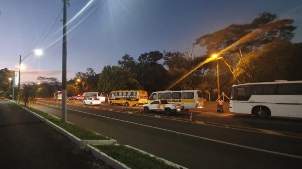 Na Base da PM Rodoviária de Adamantina, fiscalização em ônibus rodoviários utilizados para o transporte de estudantes, a maioria universitários (Foto: PM Rodoviária).