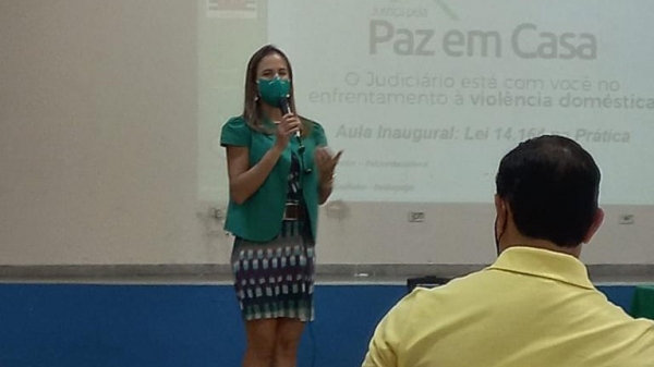 A juÃza de direito Ruth Menegatti abre a Semana da Justiça pela Paz em Casa, em Mariápolis (Divulgação).