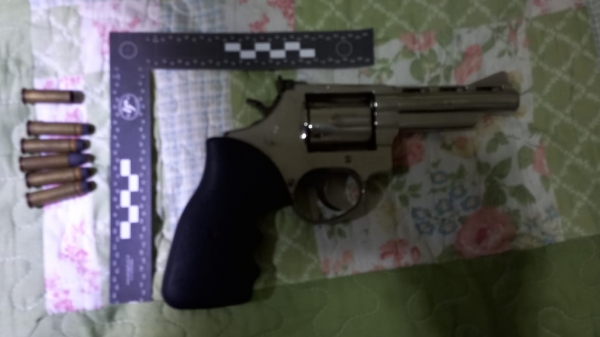 Arma e munições apreendidas pela PolÃcia Militar após o disparo da mulher contra o marido (Divulgação/PM).