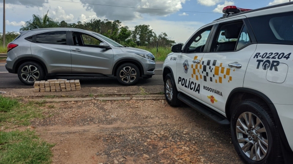 Droga apreendida que era levada no fundo falso do automóvel na SP-294, em Osvaldo Cruz (Divulgação/PM Rodoviária).