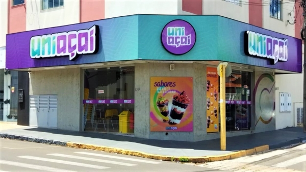 A Uniaçaí Adamantina fica na Alameda Navarro de Andrade, 752, centro, aberta todos os dias, das 14h às 23h (Imagens: Divulgação).