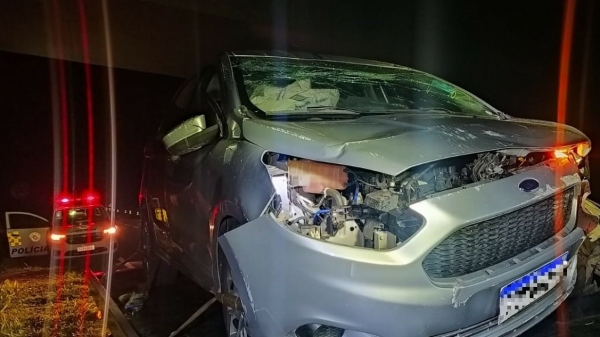 Situação do veículo, após colidir em defensa de concreto e capotar (Cedida/PM Rodoviária).