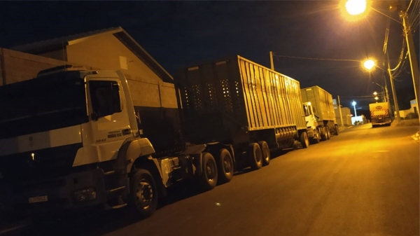 Caminhões estacionados nos dois lados da Rua Padre Caetano Maria Dolcimásculo (Cedida/Moradores).