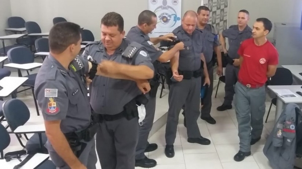 Treinamento foi voltado para controle de hemorragias com a utilização de torniquetes (Divulgação/PM).