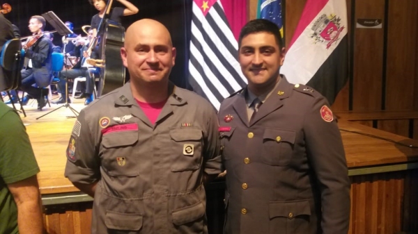 Cabo PM Ebeling e 1º tenente PM Poli, comandante do Pelotão de Bombeiros de Adamantina (Cedida).