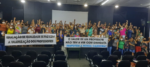 Professores da rede municipal de ensino na reunião desta segunda-feira (28), no anfiteatro da Biblioteca Municipal (Cedida).