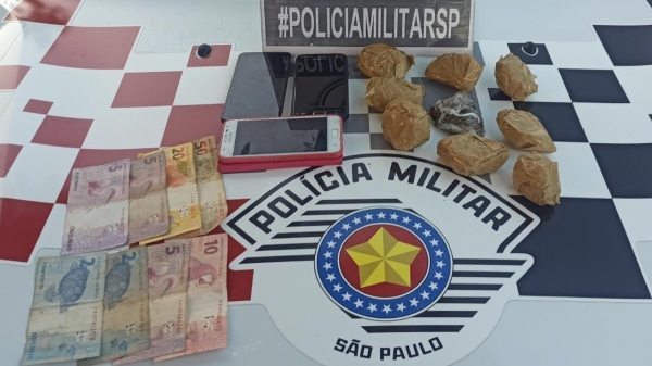 Drogas e outros materiais apreendidos pela Polícia Militar após identificar duas moradoras de Adamantina em conduta suspeita, em Mariápolis (Divulgação/PM).