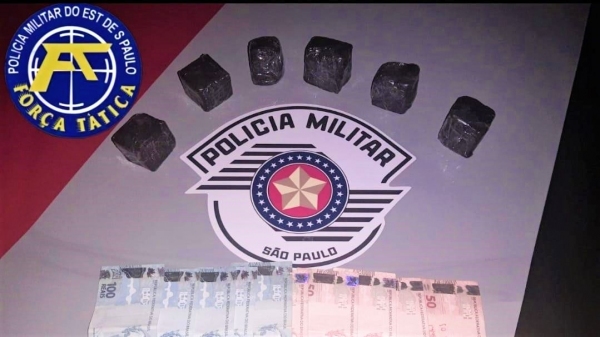 Droga e dinheiro apreendidos pela Força Tática na noite desta quarta-feira (30) em Mariápolis (Divulgação/PM).