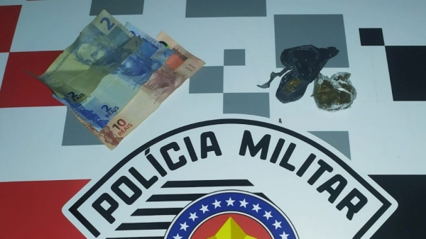 Droga e dinheiro apreendidos com a mulher em Mariápolis (Divulgação/PM).