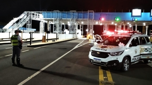 Policiamento rodoviário durante operação, na praça de pedágio em Santa Mercedes, na SP-294 (Divulgação/PM Rodoviária).