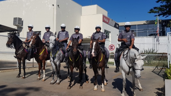Policiais da Cavalaria do 8º BAEP de Presidente Prudente, em Adamantina (Divulgação/PM).