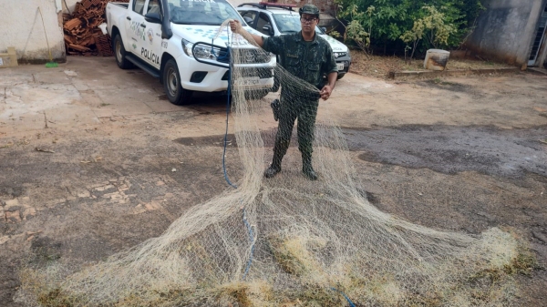 Tarrafa de nylon com 4 metros de altura apreendida com os pescadores do Rio Aguapeí, em Adamantina (Divulgação/PM Ambiental).