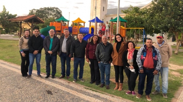 Prefeito Ricardo Watanabe, vice-prefeito Gilson Paulo, secretários municipais e vereadores, no novo playground (Cedida).