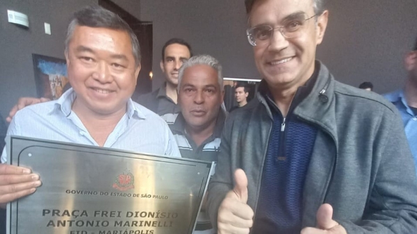 Prefeito Ricardo Watanabe e governador Rodrigo Garcia, na entrega da placa da obra (Cedida).