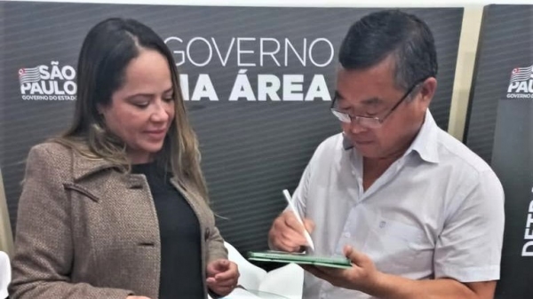 Prefeito Ricardo Watanabe assina convênio para programas do Detran.SP, de melhorias no trânsito (Divulgação).