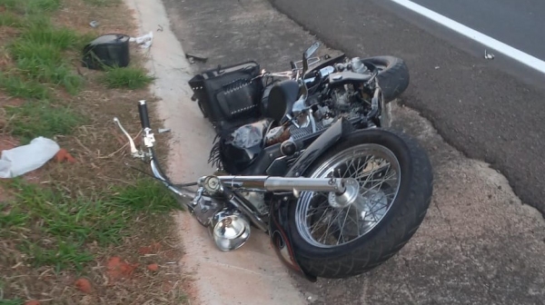 Moto envolvida no acidente. Piloto foi socorrido em estado grave, porém não resistiu e morreu na Santa Casa de Osvaldo Cruz (Divulgação/PM Rodoviária).