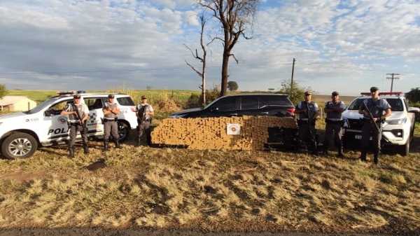 Os mais de 1.500 tijolos de maconha que eram transportados pela Toyota/Hilux SW4 furtada (Divulgação/PM Rodoviária).