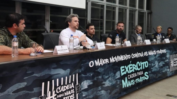 Capitão Cacciari e autoridades no encontro realizado na Assembleia Legislativa do Estado de São Paulo (Divulgação/PM Ambiental).
