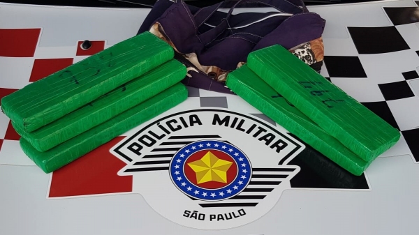Cinco tabletes de maconha apreendidos pela Polícia Militar (Divulgação/PM).